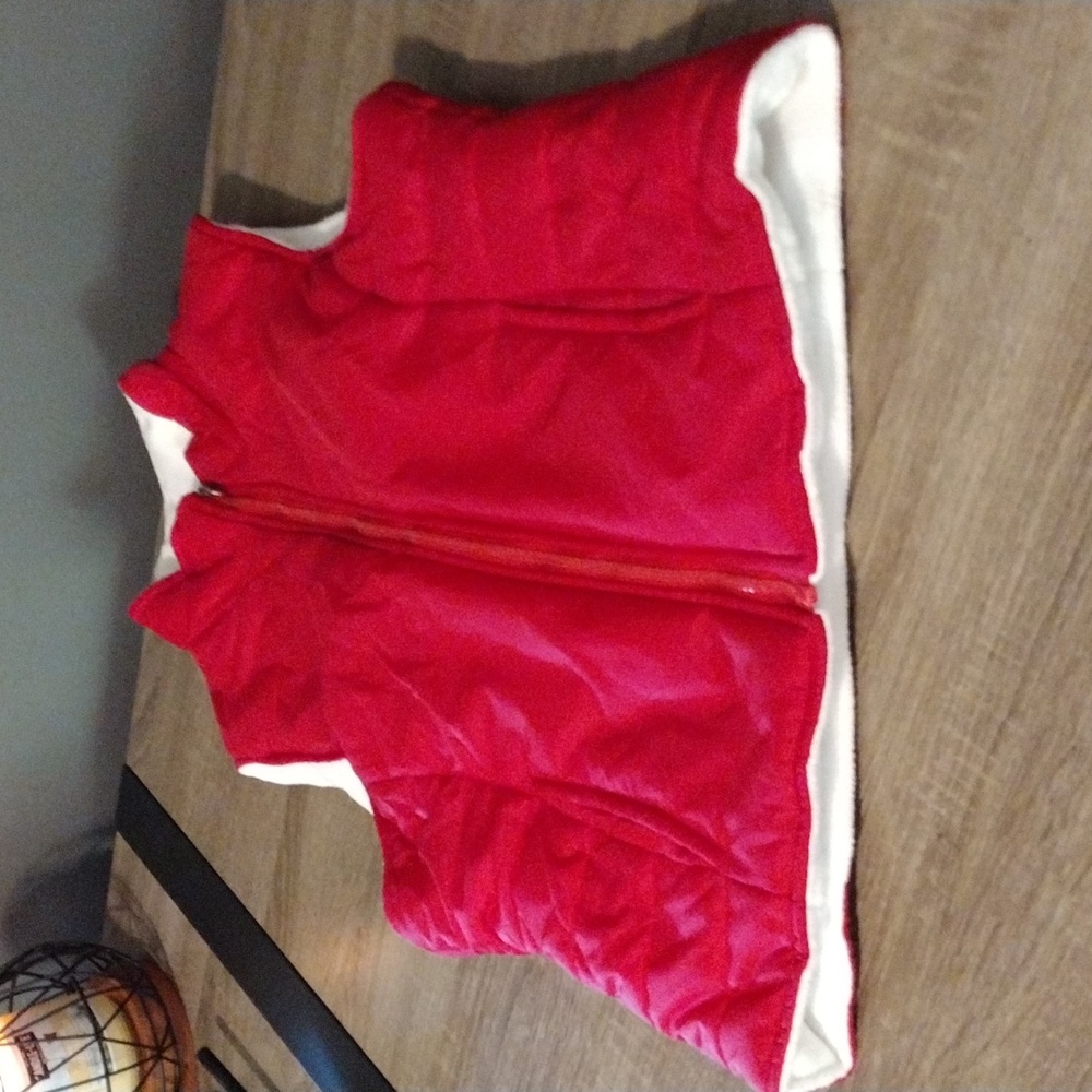 Women's red reversible puffer vest